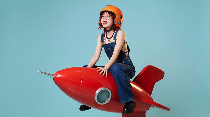 JPG 편집이미지 어린이 모션 놀이 스튜디오 웃음 빨간색 운동 우주 촬영 로켓 도전 헬멧 즐거움 장면 창의력 의료성형뷰티 편집실사 AI인물포토 AI콘텐츠 감정 컬러 표정 건강 사람 보호장비 CG 파일형식 AI포토