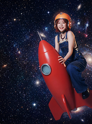 JPG 편집이미지 별 백그라운드 웃음 소녀 빨간색 우주 로켓 도전 비행 체험 헬멧 우주선 태양계 은하 중력 의료성형뷰티 편집실사 AI인물포토 AI콘텐츠 자연요소 여자 어린이 컬러 컨셉 표정 보호장비 CG 파일형식 AI포토