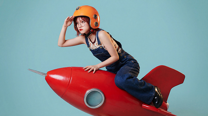 JPG 편집이미지 어린이 모션 상상 하늘 미래 빨간색 파란색 장난감 우주 로켓 탐험 비행 헬멧 의료성형뷰티 편집실사 AI인물포토 AI콘텐츠 컬러 컨셉 사람 보호장비 CG 파일형식 AI포토