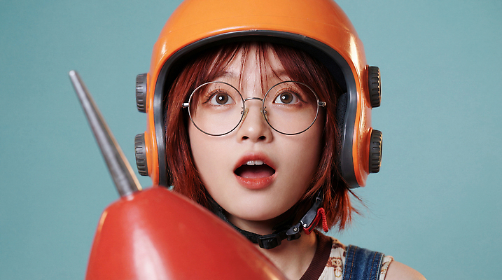 JPG 편집이미지 얼굴 백그라운드 웃음 소녀 빨간색 파란색 장난감 머리 카메라 우주 주황색 놀람 총 로켓 헬멧 이마 의료성형뷰티 편집실사 AI인물포토 AI콘텐츠 여자 감정 무기 어린이 컬러 표정 신체부위 전자제품 보호장비 CG 파일형식 AI포토