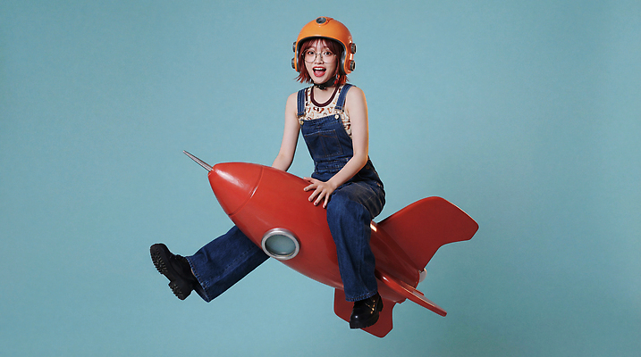 JPG 편집이미지 여자 패션 백그라운드 모션 웃음 파란색 장난감 모형 우주 로켓 비행 표현 헬멧 즐거움 오브젝트 의료성형뷰티 편집실사 AI인물포토 AI콘텐츠 감정 컬러 표정 사람 보호장비 CG 파일형식 AI포토