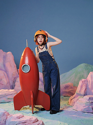 JPG 편집이미지 디자인 패션 백그라운드 하늘 소녀 우주 사진촬영 공간 로켓 탐험 헬멧 언덕 호기심 연극 의료성형뷰티 편집실사 AI인물포토 AI콘텐츠 여자 감정 어린이 컨셉 문화예술 촬영 보호장비 CG 파일형식 AI포토