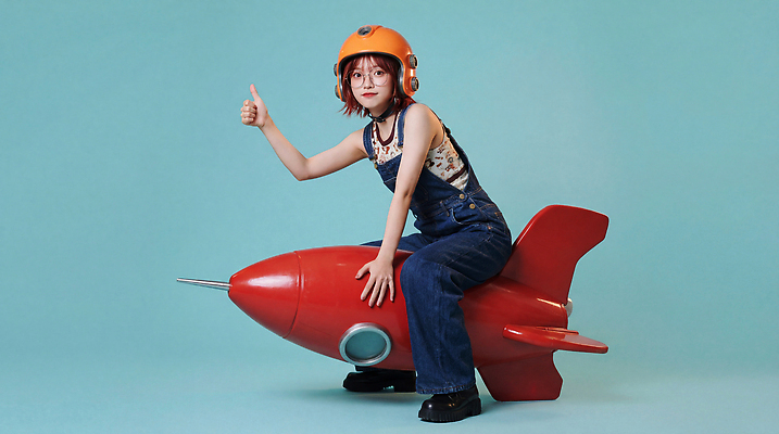 JPG 편집이미지 손가락 모션 놀이 표정 웃음 앉기 소녀 빨간색 파란색 장난감 모형 우주 주황색 엄지손가락 로켓 헬멧 의료성형뷰티 편집실사 AI인물포토 AI콘텐츠 손 여자 어린이 컬러 보호장비 CG 파일형식 AI포토