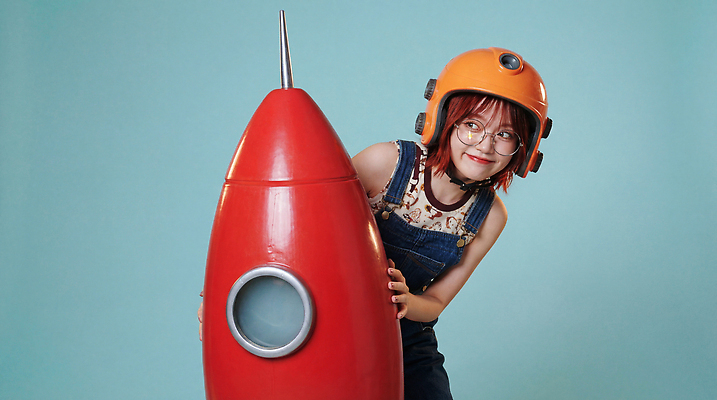 JPG 편집이미지 패션 백그라운드 장신구 스튜디오 웃음 소녀 빨간색 파란색 장난감 모형 우주 주황색 로켓 헬멧 우주선 창의성 의료성형뷰티 편집실사 AI인물포토 AI콘텐츠 여자 어린이 컬러 표정 보호장비 CG 파일형식 AI포토