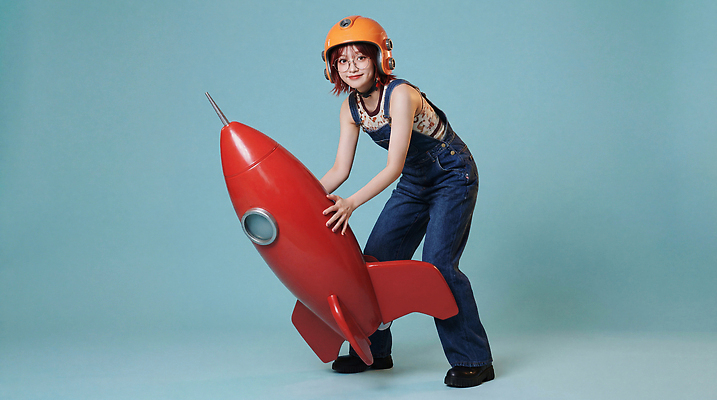 JPG 편집이미지 옷 어린이 포즈 백그라운드 모션 놀이 표정 파란색 장난감 우주 로켓 헬멧 즐거움 의료성형뷰티 편집실사 AI인물포토 AI콘텐츠 감정 컬러 사람 보호장비 CG 파일형식 AI포토