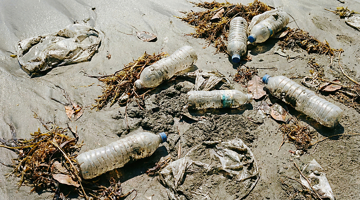 JPG 편집이미지 바다 자연 바람 해변 환경 공간 해초 오염 쓰레기 플라스틱 물병 쓰레기더미 지나가기 해양오염 해양쓰레기 편집실사 AI인물포토 AI콘텐츠 자연요소 모션 재질 날씨 해조류 환경오염 물통 CG 생태계 파일형식 더미 AI포토