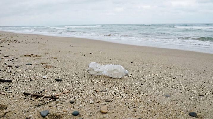 JPG 편집이미지 모래 바다 자연 날씨 해변 환경 오염 보호 쓰레기 플라스틱 물병 생태계 쓰레기줍기 해양오염 해양쓰레기 편집실사 AI인물포토 AI콘텐츠 컨셉 재질 환경오염 물통 CG 파일형식 줍기 AI포토