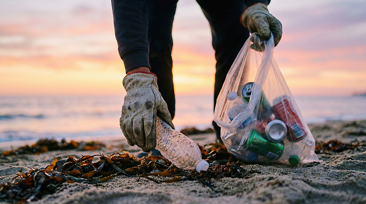 JPG 편집이미지 모래 바다 모션 자연 봉투 사람 해변 일상 자연보호 일몰 봉사 플라스틱 청소 쓰레기줍기 해양오염 의료성형뷰티 해양쓰레기 편집실사 AI인물포토 AI콘텐츠 재질 라이프 노을 도움 환경오염 보호 쓰레기 CG 생태계 파일형식 줍기 AI포토
