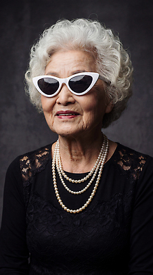 JPG 편집이미지 패션 노년 할머니 백그라운드 표정 미소 사람 선글라스 백발 치장 진주목걸이 멋쟁이 의료성형뷰티 스타일 편집실사 AI인물포토 AI콘텐츠 헤어스타일 여자 안경 목걸이 성인 CG 진주_보석 파일형식 AI포토
