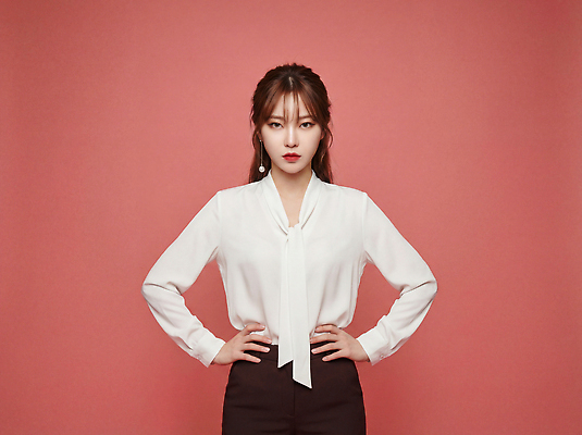 JPG 모델 편집이미지 옷 여자 패션 포즈 표정 사람 촬영 직장인 비즈니스우먼 집중 빨간배경 의료성형뷰티 스타일 편집실사 AI인물포토 AI콘텐츠 직업 백그라운드 컨셉 비즈니스 빨간색 CG 파일형식 AI포토