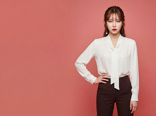 JPG 편집이미지 손 옷 여자 패션 벽 포즈 비즈니스 앞모습 비즈니스우먼 허리 초상화 의료성형뷰티 스타일 편집실사 AI인물포토 AI콘텐츠 뷰포인트 사람 신체부위 직장인 CG 그림 파일형식 AI포토