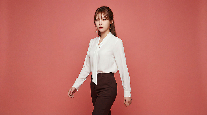 JPG 편집이미지 여자 패션 포즈 백그라운드 셔츠 바지 모션 표정 걷기 검은색 주황색 비즈니스우먼 자신감 의료성형뷰티 스타일 편집실사 AI인물포토 AI콘텐츠 감정 컬러 상의 비즈니스 하의 사람 직장인 CG 파일형식 AI포토