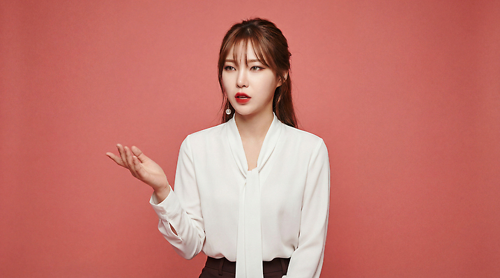 JPG 편집이미지 손 여자 분홍색 포즈 백그라운드 셔츠 말하기 이야기 대화 사람 흰색 표현 비즈니스우먼 의사소통 의료성형뷰티 편집실사 AI인물포토 AI콘텐츠 컬러 상의 비즈니스 모션 신체부위 직장인 CG 파일형식 AI포토