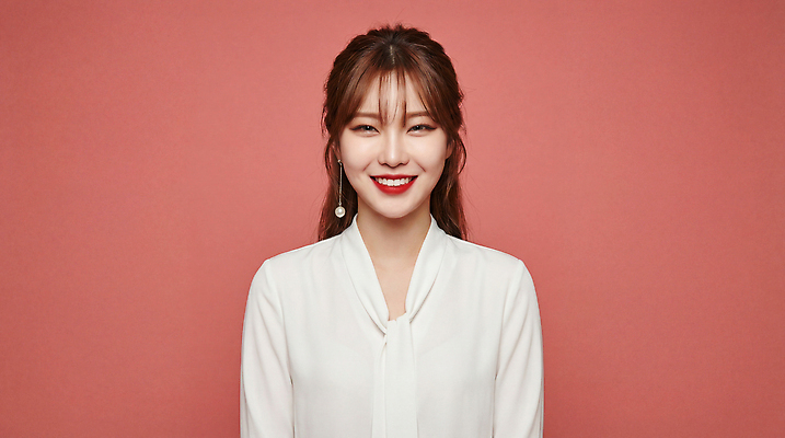 JPG 편집이미지 헤어스타일 여자 얼굴 분홍색 컬러 백그라운드 표정 서기 미소 머리 촬영 비즈니스우먼 블라우스 의료성형뷰티 스타일 편집실사 AI인물포토 AI콘텐츠 상의 비즈니스 모션 사람 신체부위 직장인 CG 파일형식 AI포토