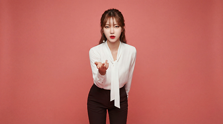 JPG 모델 편집이미지 손 옷 여자 패션 분홍색 백그라운드 표정 카메라 촬영 비즈니스우먼 긴장 긴팔티셔츠 의료성형뷰티 스타일 편집실사 AI인물포토 AI콘텐츠 감정 컬러 티셔츠 비즈니스 사람 신체부위 전자제품 직장인 CG 파일형식 AI포토