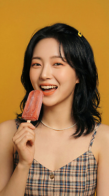 JPG 편집이미지 옷 음식 포즈 백그라운드 아이스크림 디저트 한손 표정 미소 웃음 소녀 여름 노란색 즐거움 체크무늬 의료성형뷰티 편집실사 AI인물포토 AI콘텐츠 손 계절 여자 감정 어린이 컬러 무늬 CG 파일형식 AI포토