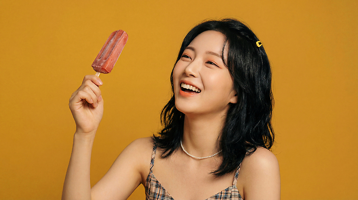 JPG 편집이미지 손 여자 행복 얼굴 백그라운드 아이스크림 디저트 실내 웃음 여름 노란색 즐거움 체크무늬 순간 의료성형뷰티 편집실사 AI인물포토 AI콘텐츠 계절 감정 음식 컬러 무늬 표정 사람 내부 신체부위 CG 파일형식 AI포토