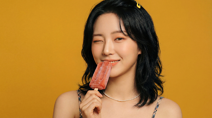 JPG 편집이미지 손 여자 패션 포즈 아이스크림 디저트 웃음 여름 노란색 얼음 표현 행운 즐거움 의료성형뷰티 편집실사 AI인물포토 AI콘텐츠 자연요소 계절 감정 음식 컬러 컨셉 표정 사람 신체부위 CG 파일형식 AI포토