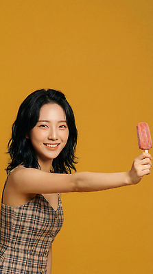 JPG 편집이미지 손 여자 행복 포즈 백그라운드 아이스크림 디저트 미소 여름 노란색 카메라 촬영 즐거움 체크무늬 의료성형뷰티 편집실사 AI인물포토 AI콘텐츠 계절 감정 음식 컬러 무늬 표정 사람 신체부위 전자제품 CG 파일형식 AI포토