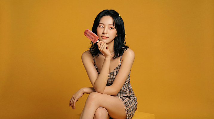 JPG 모델 편집이미지 손 시선 여자 포즈 백그라운드 생각 아이스크림 디저트 미소 앉기 일상 여름 노란색 의료성형뷰티 편집실사 AI인물포토 AI콘텐츠 계절 음식 컬러 모션 표정 사람 라이프 신체부위 CG 파일형식 AI포토