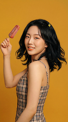 JPG 편집이미지 손 여자 분홍색 포즈 백그라운드 아이스크림 디저트 미소 여름 즐거움 체크무늬 머리염색 솜사탕 의료성형뷰티 편집실사 AI인물포토 AI콘텐츠 계절 감정 음식 컬러 무늬 표정 사람 신체부위 CG 염색 파일형식 AI포토