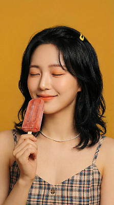 JPG 편집이미지 여자 행복 포즈 스튜디오 아이스크림 디저트 표정 미소 여름 노란색 팔짱 귀여움 촬영 아이스바 의료성형뷰티 편집실사 AI인물포토 AI콘텐츠 계절 감정 음식 컬러 컨셉 모션 사람 CG 파일형식 AI포토