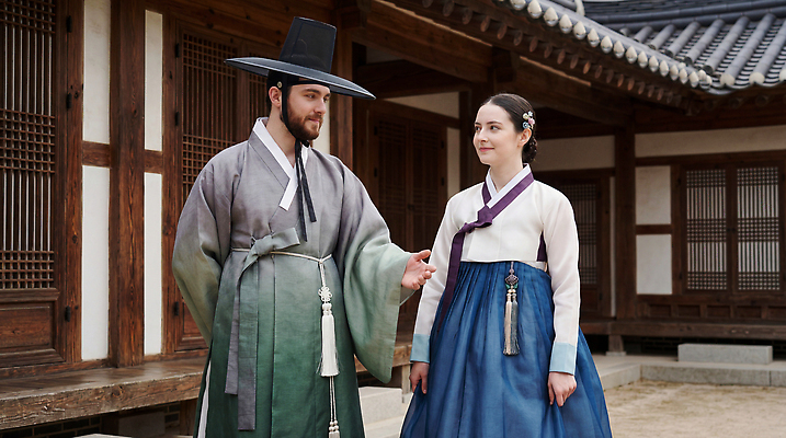 JPG 편집이미지 전통 옷 여자 남자 문화 한국 이야기 대화 공간 만남 한국인 체험 역사 전통의상 한복 의료성형뷰티 편집실사 AI인물포토 AI콘텐츠 한국전통 아시아 컨셉 말하기 사람 동양인 CG 파일형식 AI포토