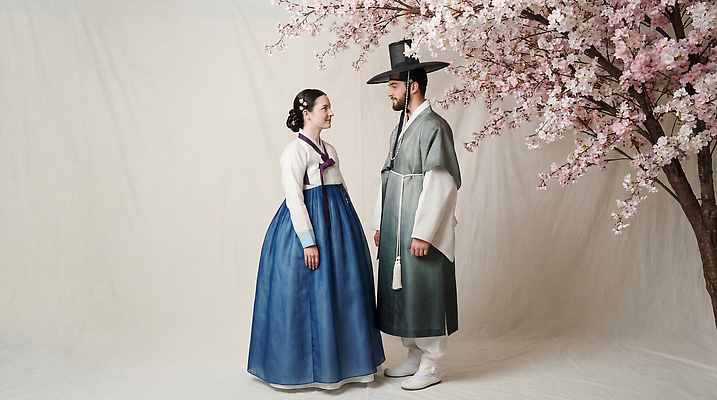 JPG 나무 편집이미지 한국문화 옷 여자 남자 문화 결혼식 한국 대화 촬영 벚꽃 체험 전통의상 한복 의료성형뷰티 편집실사 AI인물포토 AI콘텐츠 식물 동양문화 한국전통 전통 꽃 아시아 결혼 컨셉 말하기 사람 CG 파일형식 AI포토