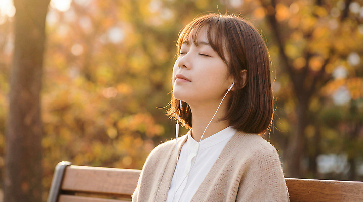 JPG 나무 편집이미지 라이프스타일 공원 여자 감정 음악 잎 벤치 자연 휴식 햇빛 듣기 시간 편안함 힐링 의료성형뷰티 편집실사 AI인물포토 AI콘텐츠 식물 공공시설 컨셉 의자 모션 문화예술 사람 생활 태양 감각 CG 생태계 파일형식 AI포토
