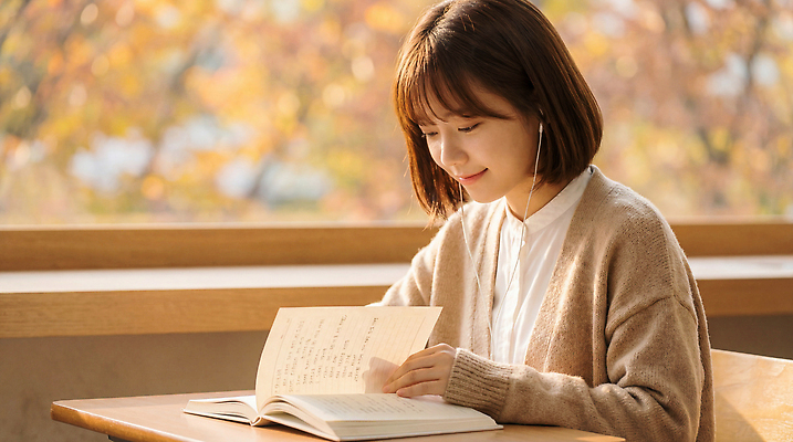 JPG 나무 편집이미지 라이프스타일 여자 단풍 창문 탁자 실내 따뜻함 책 학습 공간 카페 읽기 힐링 오후 의료성형뷰티 편집실사 AI인물포토 AI콘텐츠 식물 교육 가구 잎 모션 사람 내부 생활 상점 CG 파일형식 AI포토