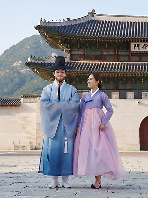 JPG 편집이미지 한국전통 전통 옷 여자 남자 문화 여행 결혼식 한국 이벤트 한복 경복궁 뷰티풀 의료성형뷰티 스타일 편집실사 AI인물포토 AI콘텐츠 아시아 결혼 사람 궁전 전통의상 CG 파일형식 AI포토