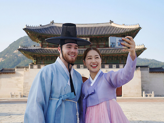 JPG 편집이미지 전통 여자 남자 문화 여행 백그라운드 한국 웃음 건물 정원 한복 셀프카메라 즐거움 경복궁 의료성형뷰티 편집실사 AI인물포토 AI콘텐츠 한국전통 건축물 감정 아시아 표정 사람 사진촬영 궁전 전통의상 CG 파일형식 AI포토