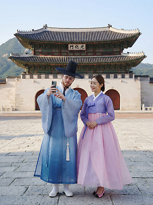 JPG 편집이미지 전통 건축물 여자 남자 문화 여행 한국 이벤트 궁전 사찰 한복 셀프카메라 뷰티풀 의료성형뷰티 편집실사 AI인물포토 AI콘텐츠 한국전통 건축 아시아 고건축 종교건축 사람 사진촬영 전통의상 CG 파일형식 AI포토