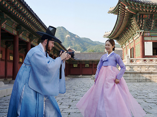 JPG 편집이미지 전통 옷 여자 남자 문화 산 기념 한국 건물 촬영 궁전 한복 뷰티풀 오후 의료성형뷰티 편집실사 AI인물포토 AI콘텐츠 한국전통 건축물 아시아 고건축 사람 전통의상 CG 파일형식 AI포토