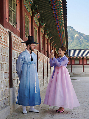 JPG 편집이미지 전통 옷 여자 남자 문화 여행 한국 웃음 풍경 궁전 한복 즐거움 뷰티풀 의료성형뷰티 편집실사 AI인물포토 AI콘텐츠 한국전통 감정 아시아 고건축 표정 사람 전통의상 CG 파일형식 AI포토