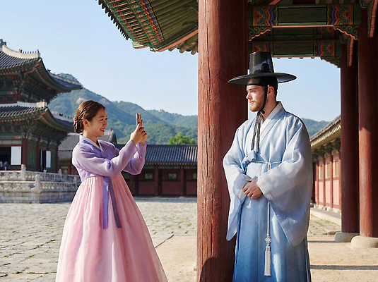 JPG 편집이미지 전통 옷 여자 남자 문화 여행 한국 풍경 건물 스마트폰 궁전 역사 한복 경복궁 의료성형뷰티 편집실사 AI인물포토 AI콘텐츠 한국전통 건축물 아시아 고건축 사람 핸드폰 스마트기기 전통의상 CG 파일형식 AI포토