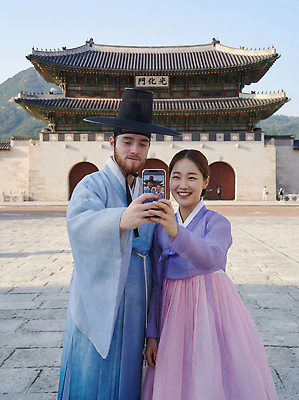 JPG 편집이미지 전통 여자 남자 문화 여행 한국 건물 사진촬영 한복 셀프카메라 즐거움 경복궁 의료성형뷰티 편집실사 AI인물포토 AI콘텐츠 한국전통 건축물 감정 아시아 사람 촬영 궁전 전통의상 CG 파일형식 AI포토