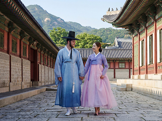 JPG 나무 편집이미지 전통 커플 여자 남자 문화 산 한국 건물 걷기 손잡기 궁전 역사 한복 돌길 의료성형뷰티 편집실사 AI인물포토 AI콘텐츠 식물 한국전통 건축물 아시아 길 고건축 관계 모션 사람 전통의상 CG 파일형식 AI포토