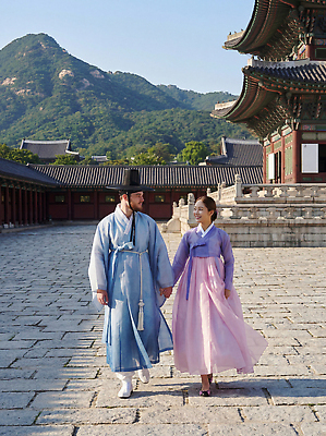 JPG 편집이미지 여자 남자 건축 문화 분홍색 여행 산 거리 한국 파란색 걷기 손잡기 궁전 전통의상 한복 의료성형뷰티 편집실사 AI인물포토 AI콘텐츠 한국전통 전통 아시아 컬러 고건축 모션 사람 CG 파일형식 AI포토