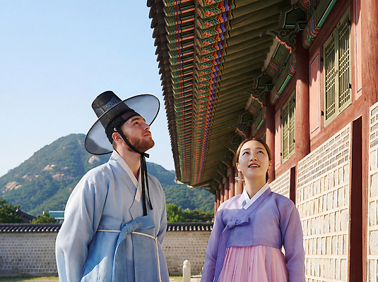 JPG 외국인 편집이미지 전통 여자 남자 건축 문화 여행 자연 하늘 산 한국 감상 궁전 한복 경복궁 의료성형뷰티 편집실사 AI인물포토 AI콘텐츠 한국전통 아시아 고건축 사람 인종 전통의상 CG 생태계 파일형식 AI포토