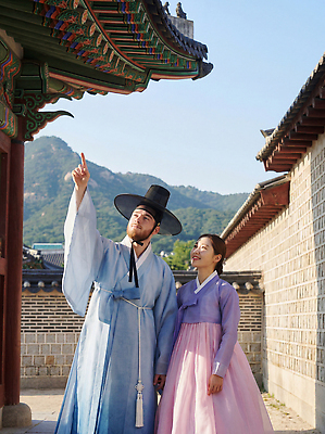 한국전통 손 아시아 고건축 말하기 사람 전통의상 CG 파일형식 AI포토 궁전 한복 남자 여자 전통 한국 손가락 하늘 대화 오후 백그라운드 산 벽 지붕 여행 편집이미지 편집실사 JPG 의료성형뷰티 AI인물포토 AI콘텐츠