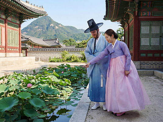 한국전통 시선 꽃 아시아 고건축 모션 사람 전통의상 CG 파일형식 AI포토 한복 궁전 연꽃 연못 남자 여자 걷기 응시 뷰티풀 한국 전통 문화 풍경 정원 역사 편집이미지 편집실사 JPG 의료성형뷰티 AI인물포토 AI콘텐츠