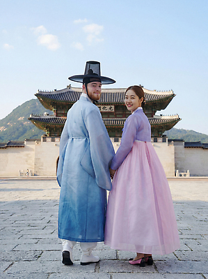 JPG 편집이미지 전통 커플 여자 기념일 남자 결혼식 사랑 손잡기 사진촬영 궁전 전통의상 한복 의료성형뷰티 편집실사 AI인물포토 AI콘텐츠 한국전통 감정 결혼 고건축 관계 모션 사람 이벤트 촬영 CG 파일형식 AI포토