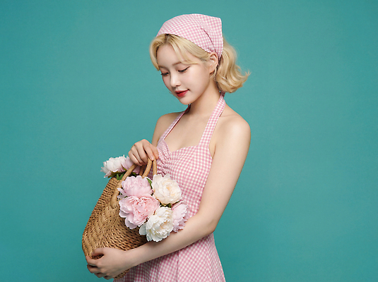 JPG 편집이미지 드레스 여자 패션 꽃 꽃다발 소풍 바구니 정원 스카프 봄 오브젝트 체크무늬 파란배경 의료성형뷰티 스타일 편집실사 AI인물포토 AI콘텐츠 식물 옷 계절 백그라운드 무늬 사람 파란색 야외활동 목도리 CG 파일형식 AI포토