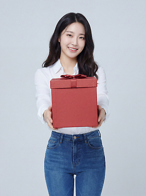 JPG 편집이미지 여자 리본 백그라운드 셔츠 포장 표정 선물 웃음 선물상자 상자 카메라 촬영 양손 흰색 청바지 밝은색 의료성형뷰티 편집실사 AI인물포토 AI콘텐츠 손 컬러 상의 바지 사람 전자제품 CG 파일형식 AI포토