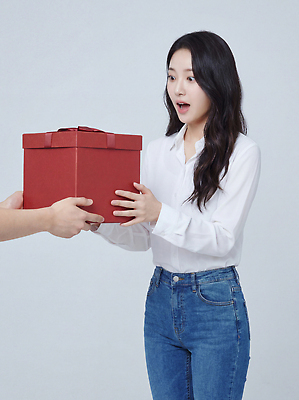 JPG 편집이미지 여자 남자 포장 관계 실내 표정 대화 선물 선물상자 상자 놀람 기쁨 주기 전달 획득 순간 의료성형뷰티 편집실사 AI인물포토 AI콘텐츠 감정 모션 말하기 사람 내부 CG 파일형식 AI포토