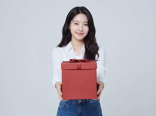 JPG 편집이미지 손 여자 기념일 얼굴 백그라운드 포장 선물 미소 빨간색 선물상자 기쁨 축하 행운 즐거움 전달 의료성형뷰티 편집실사 AI인물포토 AI콘텐츠 감정 컬러 컨셉 표정 사람 이벤트 신체부위 상자 CG 파일형식 AI포토