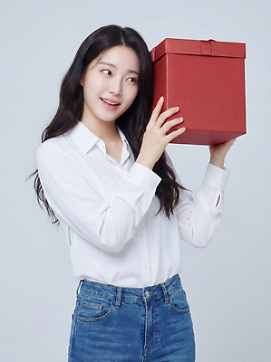 JPG 편집이미지 손 여자 패션 감정 백그라운드 모션 표정 미소 빨간색 선물상자 상자 머리 의료성형뷰티 스타일 편집실사 AI인물포토 AI콘텐츠 컬러 선물 사람 신체부위 CG 파일형식 AI포토