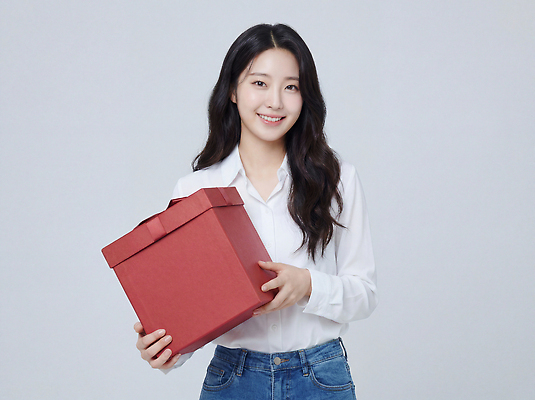 JPG 편집이미지 여자 기념일 행복 실내 선물 웃음 이벤트 빨간색 선물상자 상자 촬영 기쁨 청바지 의료성형뷰티 편집실사 AI인물포토 AI콘텐츠 감정 컬러 바지 표정 사람 내부 CG 파일형식 AI포토