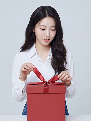 JPG 편집이미지 손 여자 리본 셔츠 포장 장신구 탁자 선물 빨간색 선물상자 상자 흰색 오픈 확인 의료성형뷰티 편집실사 AI인물포토 AI콘텐츠 컬러 가구 상의 사람 신체부위 CG 파일형식 AI포토